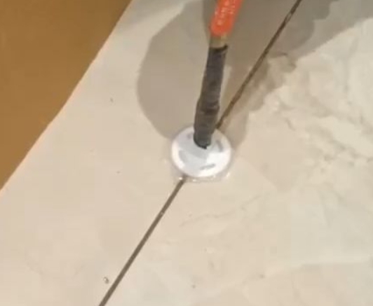 阿鲁科尔瓷砖空鼓维修公司专业解答瓷砖在铺贴过程中，如果没有涂抹均匀到位的粘结材料（如水泥砂浆或瓷砖胶），可能会导致以下问题